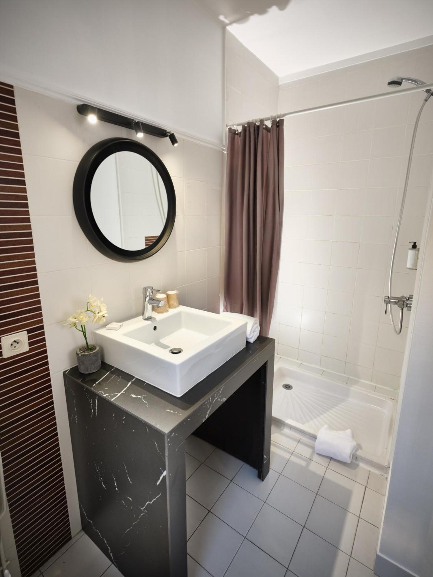 Hotel Les Negociants Valence  Bagian luar foto